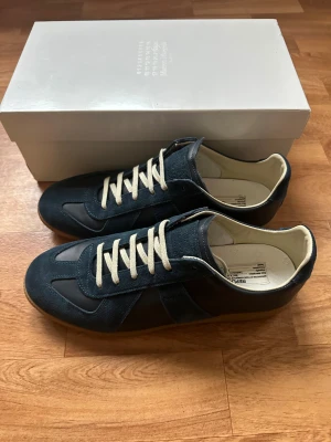 Maison Margiela Gats Navy - Säljer mina Maison Margiela GATS i Navy, storlek 44. Bara provade inomhus och använda ute en gång, så i riktigt toppskick. Kommer med originalbox + dustbags. Grymt fina och svåra att få tag på! (Säljer för de är för stora)
