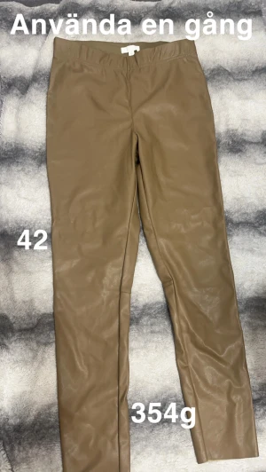 Byxor  - Använda en gång. Storlek 42