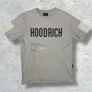 Hoodrich T-Shirt - Säljer denna beige/grå Hoodrich T-Shirten i stl XS. Tröjan är i väldigt bra skick utan några som helst tecken på användning. Hör av er vid frågor, pris kan diskuteras vid snabb affär!