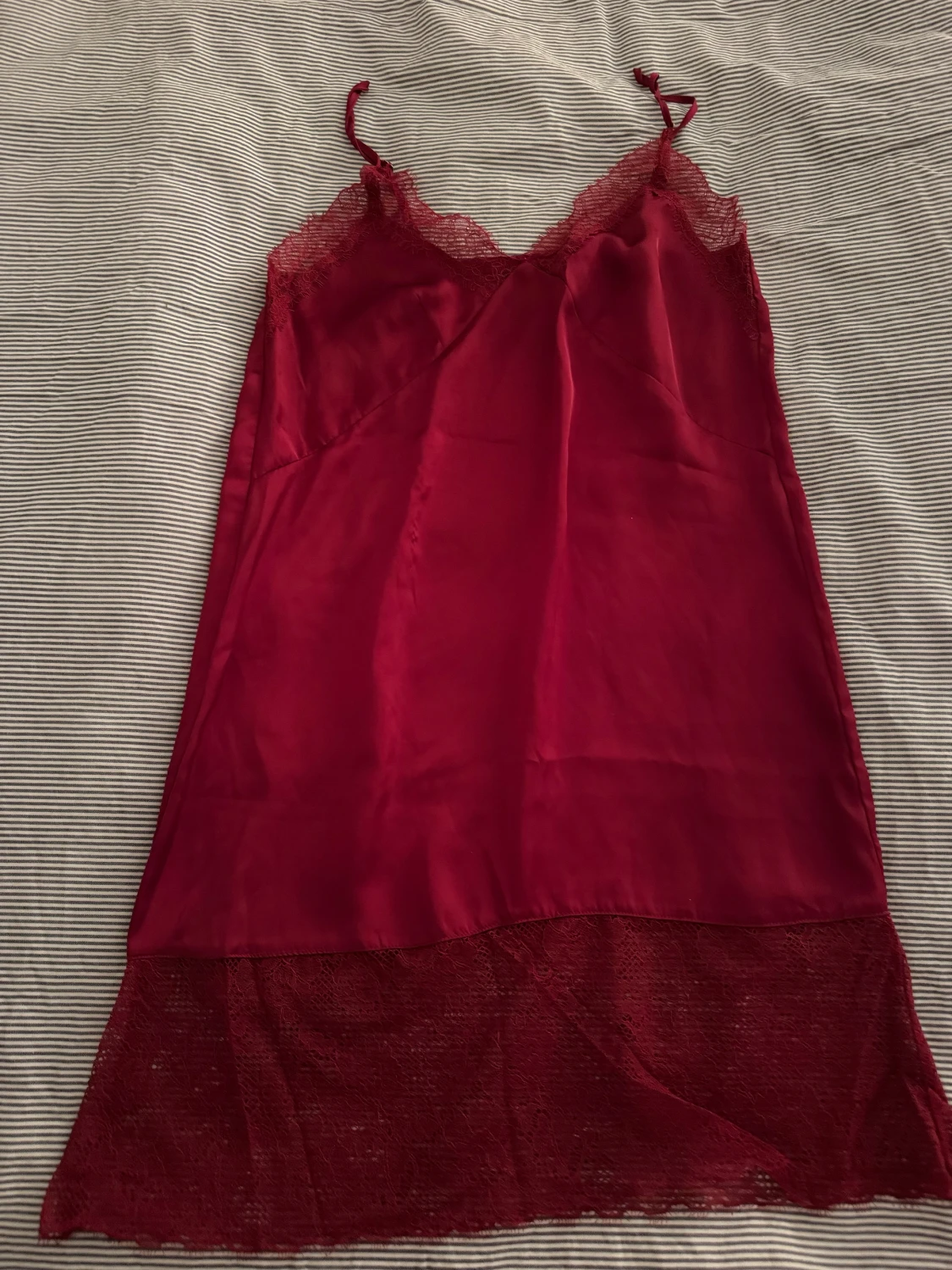 Rött nattlinne med spetsdetaljer