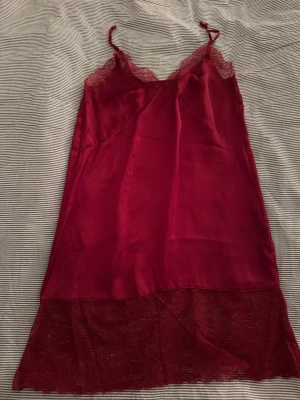  Rött nattlinne med spetsdetaljer - Fint rött nattlinne med spetsdetaljer från H&M. Haft på mig det en gång.