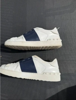 Valentino opens  - Säljer Valentino Opens herrsneakers i vitt läder med blå detaljer. Skorna är lite använda men fortfarande rena och i gott skick. Dustbag medföljer. Perfekta för dig som vill ha en exklusiv och stilren sko. Pris 2300 kr. Hör gärna av dig vid intresse!