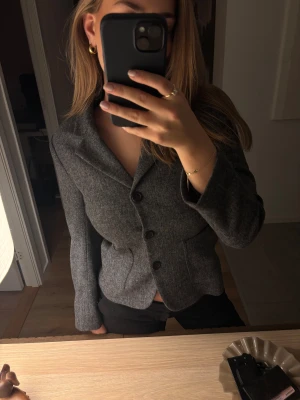 Grå kavaj från Zara - Säljer en grå kavaj från Zara i storlek S. Använd en gång, ny pris ca 1200kr