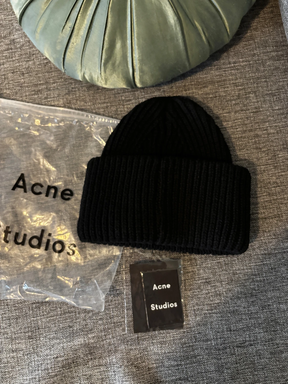 Svart mössa från Acne Studios - 1