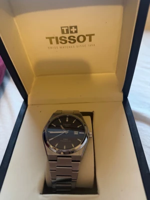 Tissot prx - Marinblå trissot klocka tror den är 36 mm men man kan justera den själv har ingen koll på klockan fick den i present