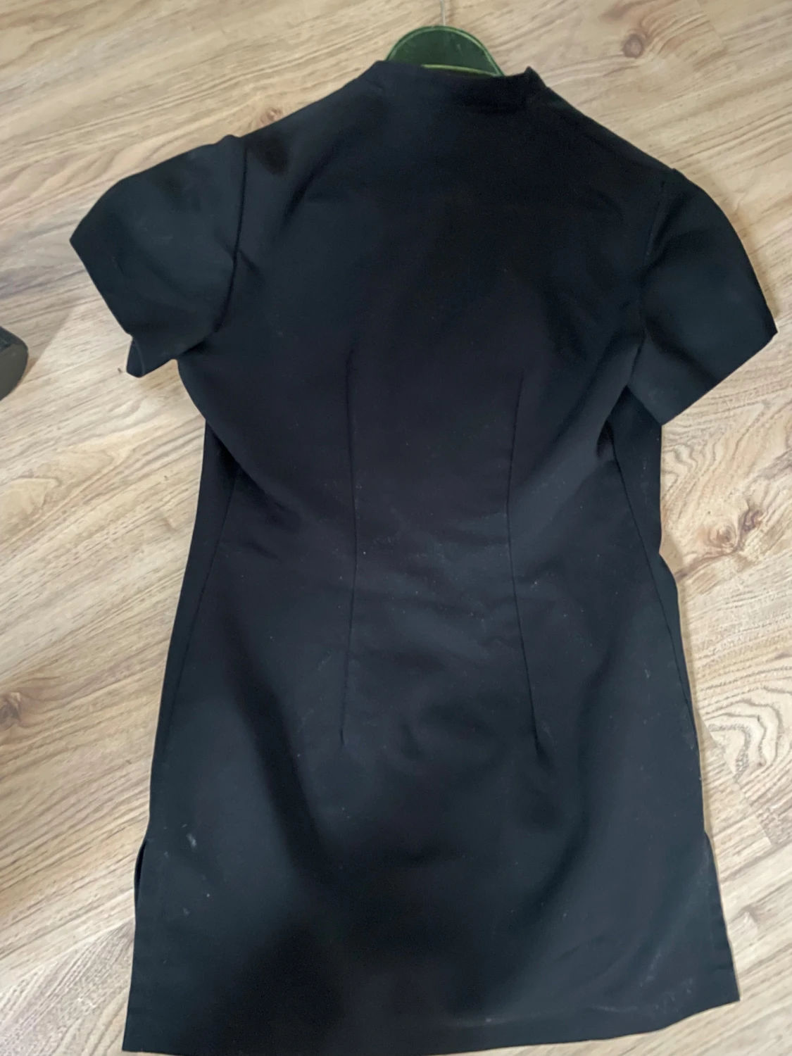 Svart kortklänning med knappar - 1