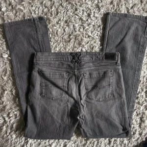 Gråa bootcutjeans med lågmidja  - Gråa bootcut jeans med lågmidja! 