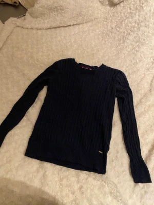 Tröja - Mörkblå tröja med mönster och den är från Hampton Republic i storlek XS💞