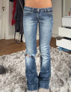 Lågmidjade bootcut Replay jeans  - Säljer dessa så fina lågmidjade jeansm med coola fickor! Jag är 165 och dem sitter jättebra på mig. Midjemått 37 och innerbenslängd 77. Notera en slitning vissa på sista bilden!!❤️lätt att laga men den syns inte när man har på sig dem. Öppen till prisförslag