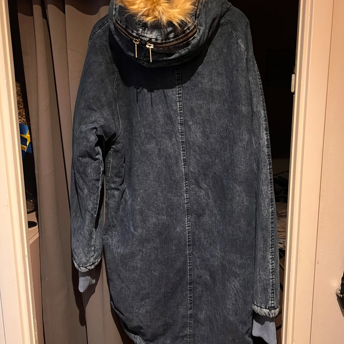 Blå jeansparkas med fuskpäls från OPEN