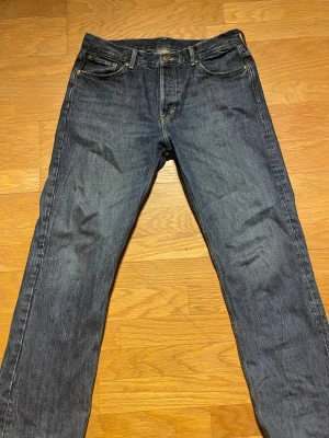 Weekday jeans - Nu säljer jag mina jeans i storlek 31/32 ! Dom är nästan oanvända max några dagar av användning. Stilen på jeansen är Space Relaxed Straight jeans