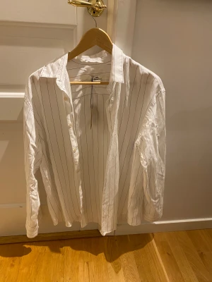 Zara skjorta - Snygg, vit randig skjorta. Helt ny skick, säljer för den är för stor och jag tappa bort kvittot.