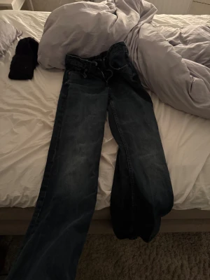 Säljer Zara jeans  - Säljer dessa jätte snygga wide mid waist jeansen från Zara. Inte använda så mycket, stl 34. Säljs då dom inte används 🥰