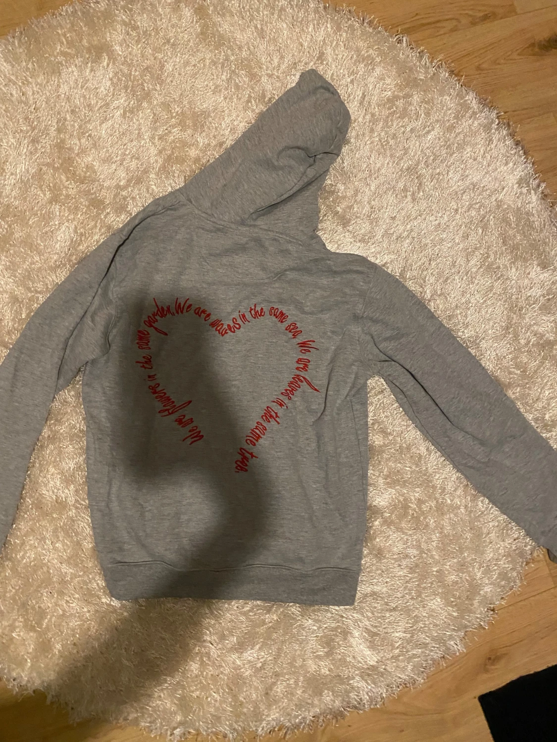 Grå hoodie med röd text från Mira Paris - 1