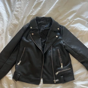 Skinnjacka - Säljer min svarta skinnjacka från stradivarius. Jackan är i nästan oväntat skick endast använd fåtal gånger 💗