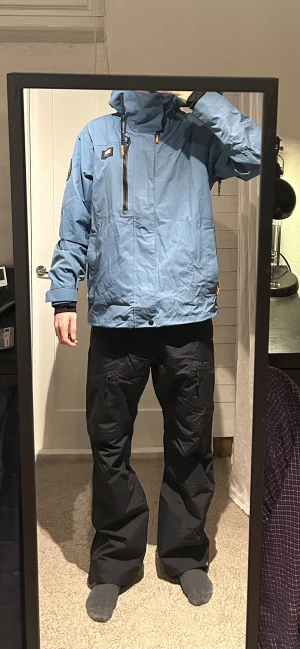 Dope skidjacka  - Ljusblå lätt och skön skidjacka från Dope. Jackan har flera fickor och även dragkedjor för ventilation under armarna. Nypris 2200 kr 