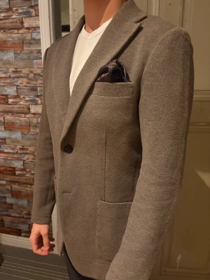 Stickad kavaj från John Henric  - Säljer min stickade kavaj i bomull från John Henric, mer formell än den andra jag har lagt upp! Sitter otroligt bra och är okonstruerad. Strl XS men sitter som S och passar mig bra som är 170cm och väger 60kg