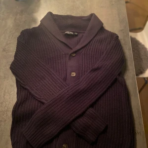 Svart Cardigan - Säljer nu min snygga Cardigan i storlek xs men passar definitivt s och kanske M säljer för att den inte kommer till användning hör av er vid intresse!!
