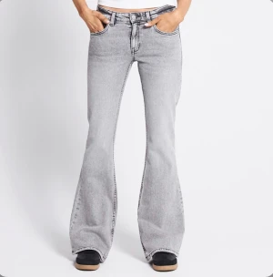 ”low boot” från lager 157💞 - Säljer mina gråa jeans från lager då dom inte kommer till användning. Använd många gånger därav priset, men fortfarande väldigt fint skick☺️