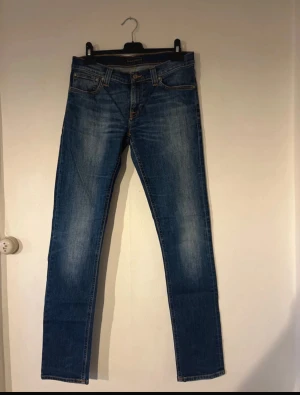 Nudie jeans - Säljer nu mina riktigt snygga nudie jeans i storlek 29:32. Dom har riktigt snygg färg och fade, dom har även riktigt snygg passform. Jeansen är i toppskick.  Skriv vid minsta fundering, 499kr men priset går att diskutera