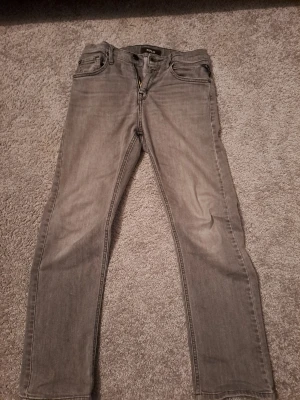 REPLAY Jeans - Ett par gråa Replay jeans i stolek 10A (142cm).Dom är använda ett få antal gånger och dom är i bra skick. Skriv om ni har frågor 