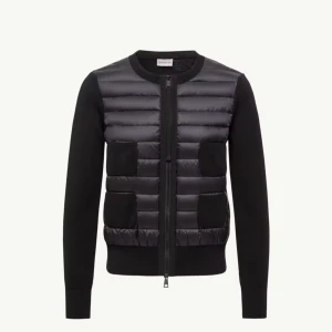 Moncler Cardigan - Säljer min svarta moncler cardigan i storlek S! Säljer eftersom jag impulsköpte den i somras och har knappast använt den (max 10 gånger) så den är iprincip i nyskick! Den har inga defekter🤗 Köpte från Monclers egna hemsida för 9500, priset pga att jag bara vill få den såld.😅 Skickar mer äktenhetsbevis om det önskas. Skickas i orginalbox eller möts upp Uddevalla - Göteborgs området. Skriv gärna vid andra funderingar!🥰 (Egna bilder) 