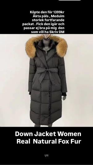 Svart lång dunjacka med äkta päls - Snygg svart lång dunjacka med stor fluffig äkta rävpäls på huvan. Jackan har bälte i midjan, dragkedja och quiltad design. Perfekt för kalla vinterdagar och ger en riktigt lyxig vibe. Passformen är normal och ärmarna är långa. Storleken passar ej därför vill sälja den så snabb som möjligt , garanterad helt ny fick hem igår. Fick för 1399kr annars riktiga var 3599kr. Priset går och diskuteras. Ligger fortfarande i samma paket som jag fick jackan i, Ej använt ligger packad. Vid intresse skriv DM