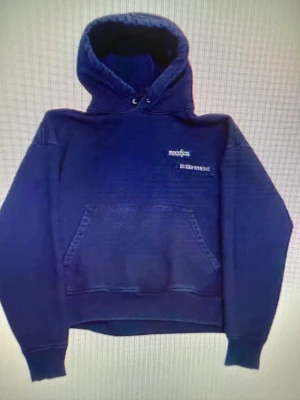 hoodie från The Kooples - Säljer en  hoodie från The Kooples Paris med vit textprint fram och bak. Tröjan har huva med snörning, stor magficka och ribbade muddar. Perfekt för dig som gillar streetstyle och vill ha en snygg statement-tröja. 