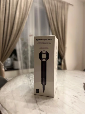 Dyson supersonic hårfön - jätte fin silver och svart Dyson hårfön.Skriv för mer info