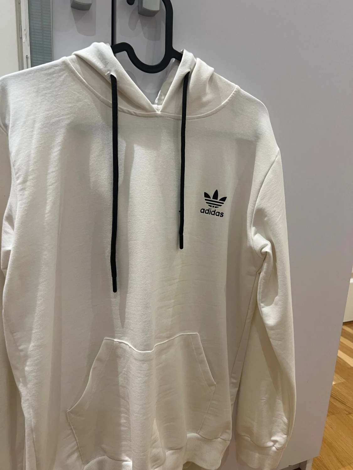 Vit Adidas hoodie med svart logga - 1