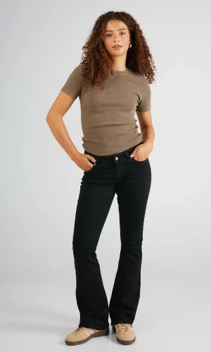 Svarta lågmidjade jeans - Snygga svarta lågmidjade jeans från junkyard som jag säljer för att de tyvärr inte passar mig. Kostar 600 nya och dessa är endast använda en gång💕