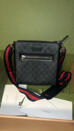 Gucci väska  - En äkta väl omhändertagen Gucci väska. Jag Säljer väskan då den har legat i garderoben i flera år utan användning. Alla tillbehör till väskan finns och följes med. Finns även ett internet kvitto från Gucci’s hemsida som kan styrka att den är äkta. (Hela kvittot skickas till köparen om dem så önskar) 