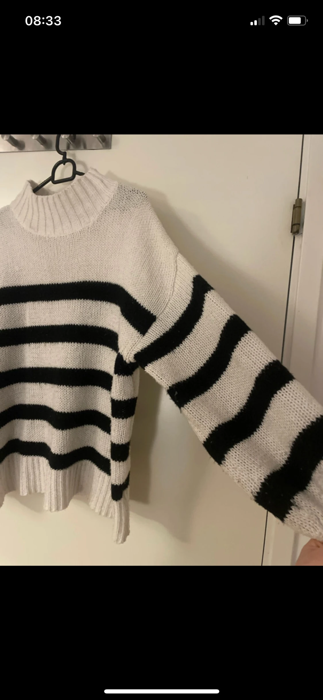 Randig stickad polotröja i vitt och svart - 3