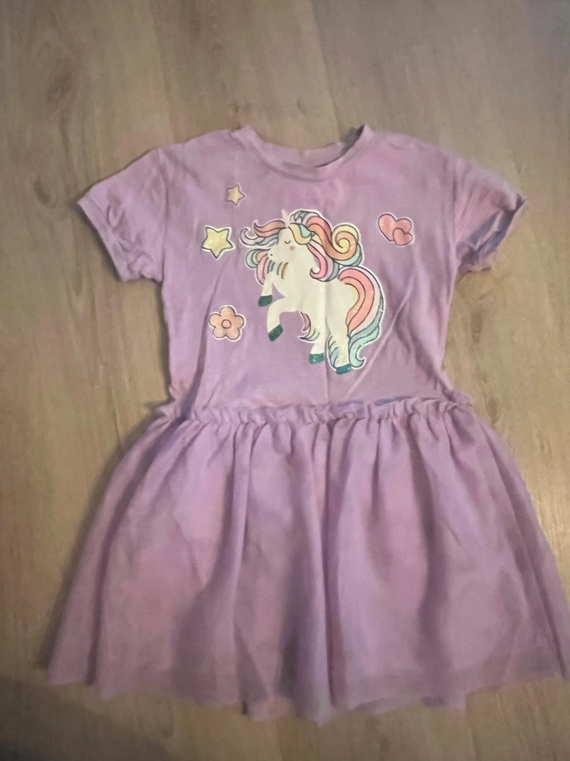 Lila enhörningsklänning från Lindex