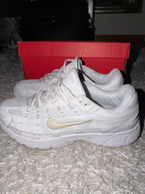 Nike P-6000 white strl 44 - Välvårdade Nike P-6000 med storlek 44. Använda endast en gång. 