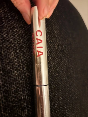 CAIA Next Level Mascara silver - Snygg mascara från CAIA i modellen Next Level. Kommer i en stilren, silverfärgad tub med röd text. Perfekt för att ge fransarna volym och längd. Enkel att ta med i väskan och ger en intensiv look. Obs den är använd men det är mycket kvar i den 💕