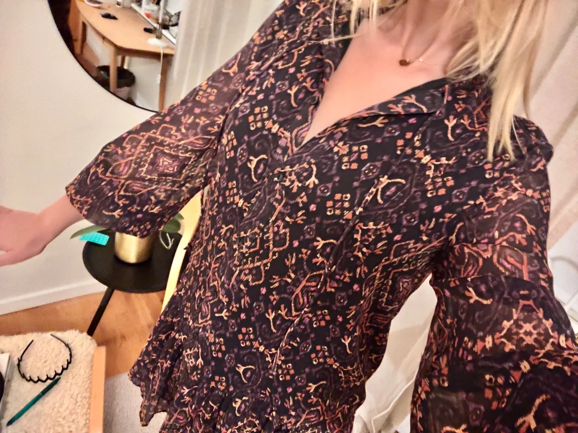 Mörk mönstrad kortklänning med volang - 3