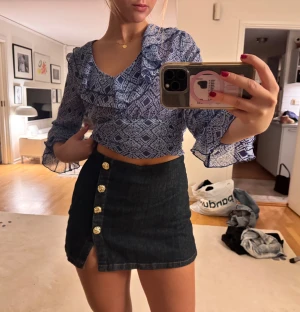 Mörkblå jeanskjol/”skort” med guldknappar - Supersnygg mörkblå jeanskjol som är shorts baktill. Den har mög midja och en dragkedja på sidan. Sitter så snyggt och elegant med en figurnära passform ❤️❤️