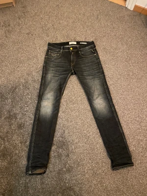 Replay Anbass jeans svart 29/32 -  Replay Anbass jeans i mörkblåtvätt  med fade, skick: 9/10 (inga skador) nypris: 2000 kr  mitt pris 650 kr , skriv vid minsta fråga⭐️