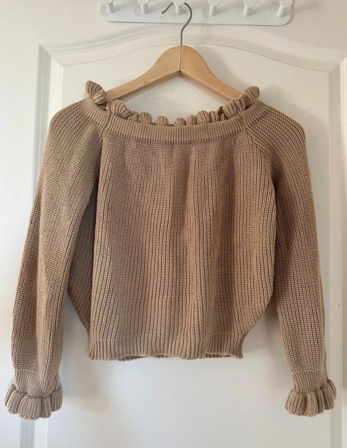 Beige stickad tröja med volang