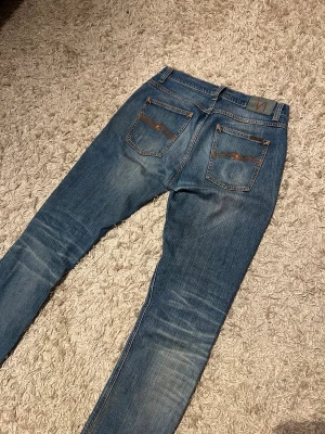 Nudie jeans slim fit herr w31 wash slitningar - Nudie jeans slim fit modell. Riktigt fet och unik wash med små slitningar. Mycket bra skick, förutom litet hål i grenen, lagas gratis på valfri nudie butik. Storlek w31, postas antigen samma dag som köp eller dagen därpå🙌💯