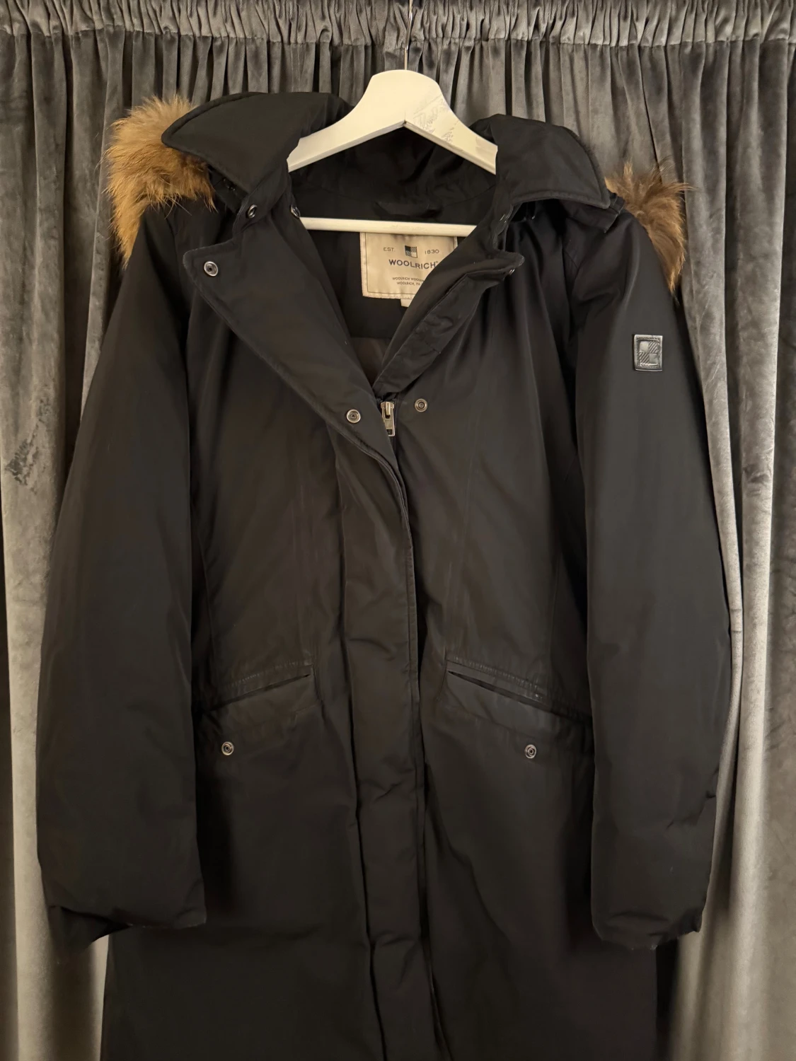 Svart parkas från Woolrich med pälskrage