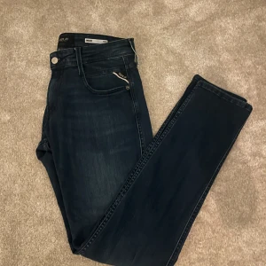Replay ambass jeans  - Ett par otroligt snygga replay anbass jeans i strlk 28-32