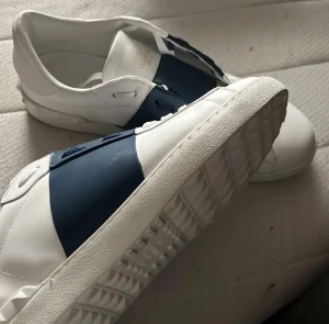 Valentino open skor - Säljer dessa valentino open skor. Använt 6 gånger bara inga skador helt helt nya postar direkt vid köp. Storlek 44 passar även 43 jättebra. Skorna bara inte box!!!