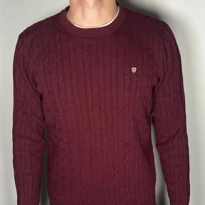 Vinröd kabelstickad tröja - Säljer en riktigt snygg vinröd kabelstickad tröja från bondelid i fint skick, storlek M, vid frågor är det bara att skriva //Gramenti