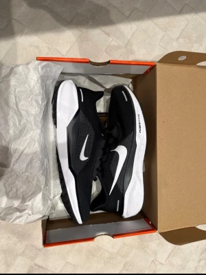 Nike Air Zoom svartvita sneakers - Säljer helt nya Nike skor köpta för 1599kr säljer dom behöver dom ej längre Nike air zoom Pegasus 41 jag har hört att dom är bra på att springa om du gillar att springa dessa är perfekt för dig STORLEK 45!!!!