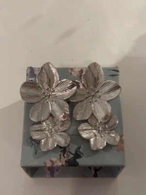  silvriga blomörhängen - Säljer ett par blom örhängen i silver. Köpta på RagLady i göteborg