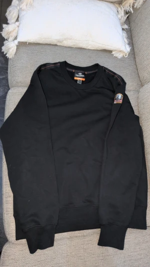 Parajumper K2 Tröja - Nypris är cirka 2000kr, finns ställen som säljer för mer än 2000. Exempel johnells och mera. Tröjan är köpt från NK, digitalt kvitto finns. Den är bara använd 2 gånger vid speciella tillfällen och tröjan var lite stor för mig så har inte den till användning. Tar också emot byten i storlek S-M, äkta kläder. Kan mötas upp i Botkyrka.