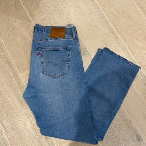 Levis jeans  - Säljer dessa Levis jeansen som är i super bra skick, knappt använda. Det är modellen 501 och storlek 36/30 men de är mindre i midjan så skulle säga 34/30. 