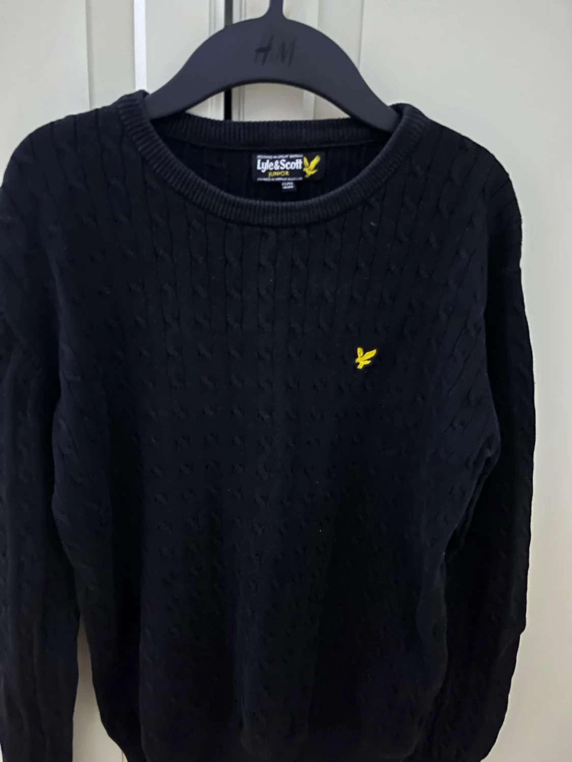 Svart Lyle  & Scott stickad 